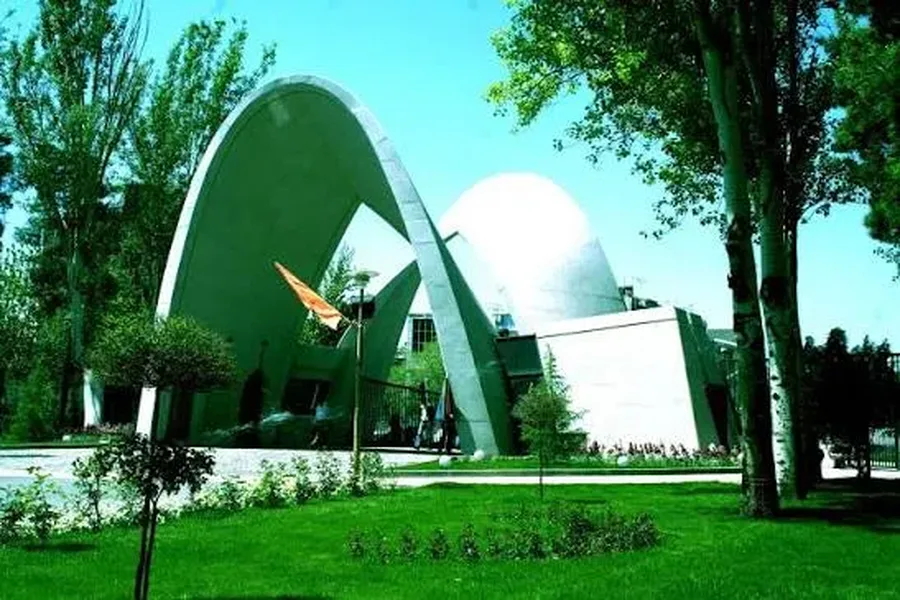 سردر دانشگاه علم و صنعت ایران